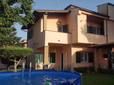 Villa in Vendita a Ardea via livenza