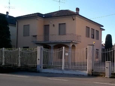 Villa in Vendita a Broni