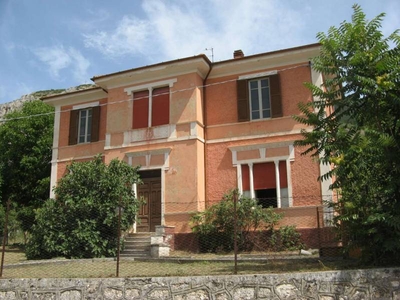 Villa in Vendita a Gioia dei Marsi Casali d 'Aschi