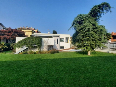 Villa in Vendita a Gorgonzola via cantù
