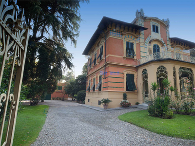 Villa in Vendita a Lucca Via circonvalazione