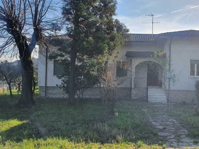 Villa in Vendita a Sarzana via variante cisa