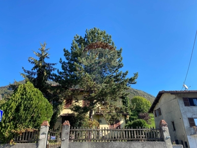 Villa in Via C.Marini, Albino, 8 locali, 2 bagni, giardino privato