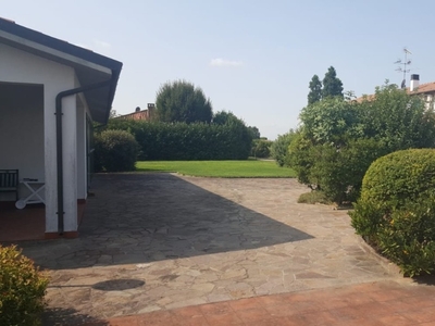 Villa singola a Budrio, 14 locali, 4 bagni, posto auto, 650 m²