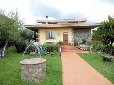 Villa singola a Loro Ciuffenna, 11 locali, 4 bagni, giardino privato