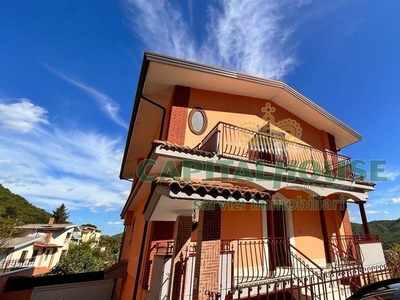 Villa singola a Monteforte Irpino, 8 locali, 4 bagni, giardino privato