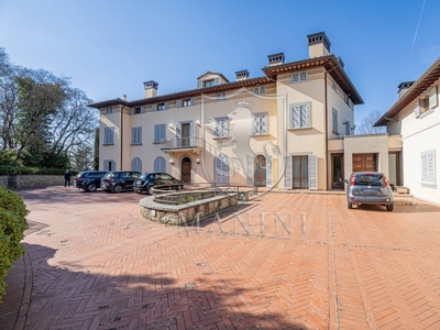 Villa singola ad Arezzo, 30 locali, 2000 m², multilivello in vendita