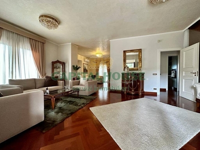 Villa singola ad Avellino, 10 locali, 6 bagni, 585 m² in vendita