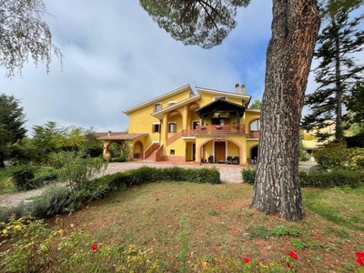 Villa singola in Via Caione, Poggio Picenze, 9 locali, 4 bagni, 320 m²