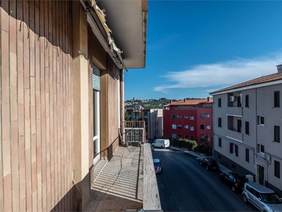 Appartamento ad Ancona, 5 locali, 1 bagno, 113 m², 2° piano in vendita