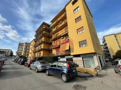 Appartamento in Via De La Salle, Benevento, 6 locali, 2 bagni, con box