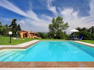 Casa a Valfornace con piscina, barbecue e giardino
