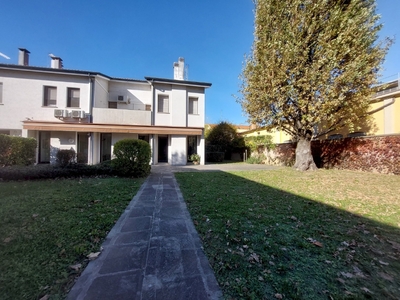 Casa indipendente in Via Aspromonte 17B, Imola, 6 locali, con box