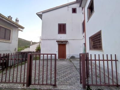 Casa indipendente in Via della Fonte, Barete, 5 locali, 2 bagni
