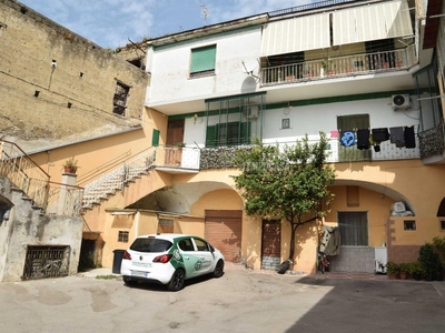 Palazzo in vendita a Arzano