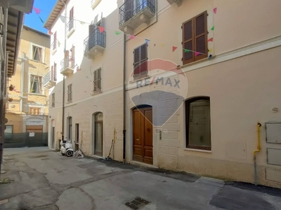 Quadrilocale in Via Tre Marie, L'Aquila, 2 bagni, 115 m², 1° piano