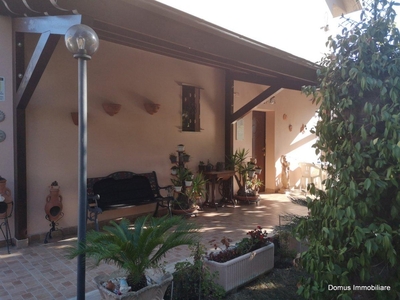 Villa a schiera in VIA DELLE BEGONIE, Ascoli Piceno, 8 locali, 5 bagni