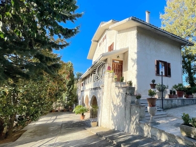 Villa singola in Via dei nasturzi, Ascoli Piceno, 10 locali, 3 bagni