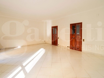 Appartamento in Vendita a Napoli, 660'000€, 140 m²