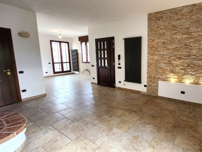 Casa indipendente a Formigine, 8 locali, 2 bagni, posto auto, 235 m²