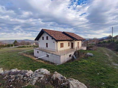 Casa indipendente a Potenza, 6 locali, 4 bagni, 260 m² in vendita