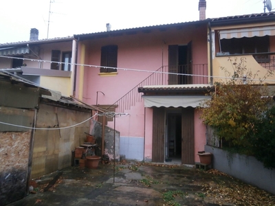 Casa indipendente a Vigevano, 4 locali, 2 bagni, 150 m², abitabile