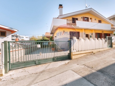 Casa indipendente in Tirino, Pescara, 15 locali, 3 bagni, con box