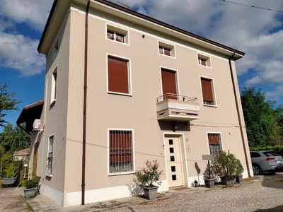 Casa indipendente in Via Zanzur, Mirandola, 8 locali, 2 bagni, 160 m²