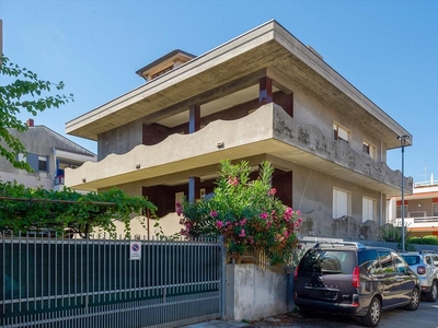 Casa indipendente via Genova, 39 Semicentro 10 vani 466mq