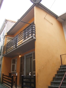 Casa semindipendente a Fivizzano, 4 locali, 1 bagno, arredato, 80 m²