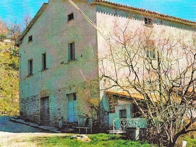In Vendita: Azienda Agricola con Terreno e Strutture a Gubbio, Umbria