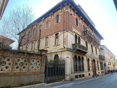 Palazzo 15 vani 2080mq