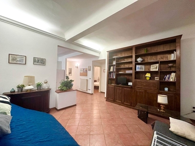 Appartamento a Firenze, 5 locali, 2 bagni, 90 m², 3° piano in vendita
