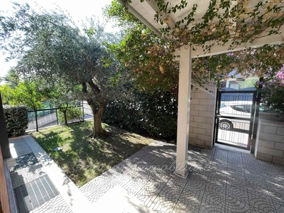 Villa a Foggia, 6 locali, 4 bagni, giardino privato, arredato, 360 m²