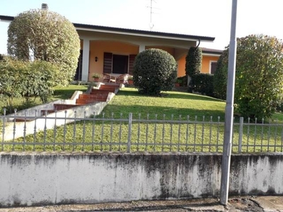 Villa a Goito, 5 locali, 2 bagni, giardino privato, 320 m² in vendita