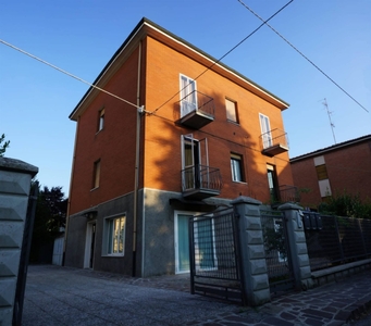 Villa a Modena, 4 locali, 1 bagno, giardino privato, arredato, 330 m²