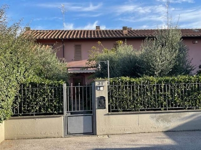 Villa a Prato, 5 locali, 2 bagni, giardino privato, 150 m² in vendita