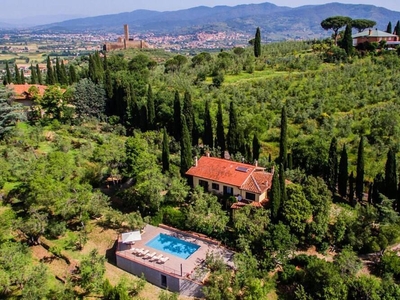 Villa con piscina estremamente panoramica, a soli 4 km da Castiglion Fiorentino. In stile rustico To