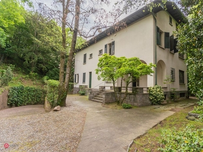 Villa in Vendita in Via Carlo Frattini 1 a Varese