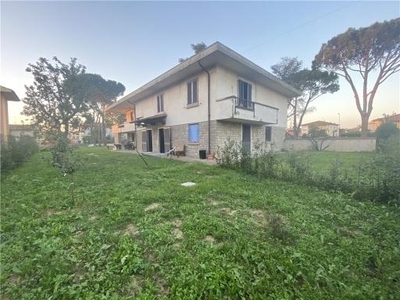 VILLA PIAZZA MATTEOTTI 1 MONTELUPO FIORENTINO 10 vani 330mq