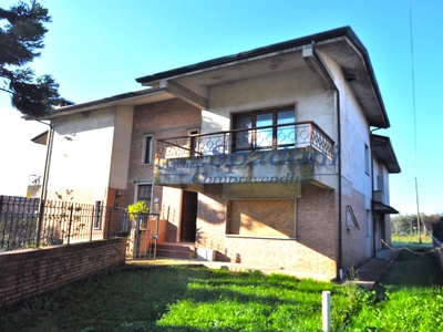 Villa bifamiliare in vendita a Chiesina Uzzanese Pistoia