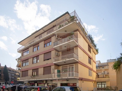 Appartamento in Vendita in Via Emilio Praga 5 a Roma