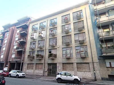 Appartamento in Vendita in Via Poirino 6 a Torino