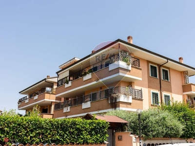 Appartamento in Vendita in Via Pomarolo a Roma