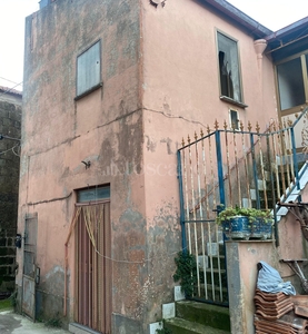 Casa a Castel Morrone in Via Grottole Castelmorrone
