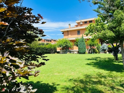 Casa Bi/Trifamiliare in Vendita in Via Licio Giorgieri a Roma