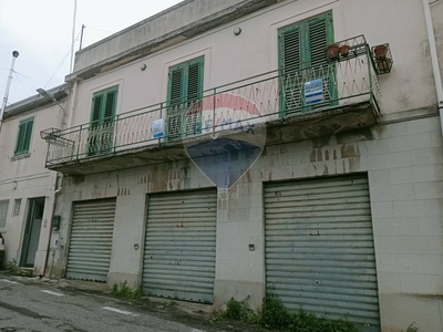 Casa Indipendente in Vendita a Messina, zona Castanea Massa Tono Ortoliuzzo, 69'000€, 310 m²