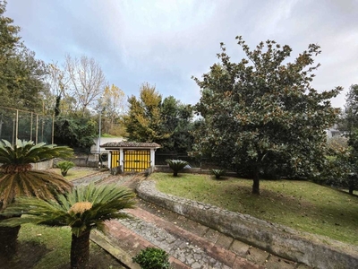 Casa Indipendente in Vendita a Salerno, 495'000€, 450 m²