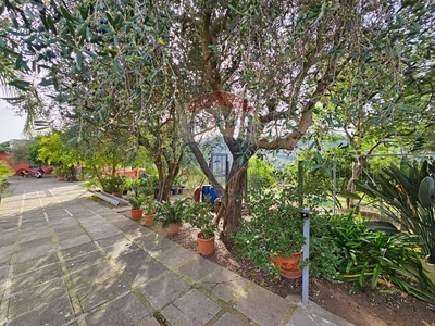 Casa Indipendente in Vendita a Salerno, zona Ogliara, 360'000€, 245 m²