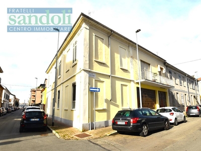 Casa Indipendente in Vendita a Vercelli, zona Semicentro, 179'000€, 230 m²